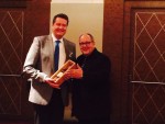 GM Peter Knoll überreichte Senator Karl Zemann den Cognac Maxime Trijol