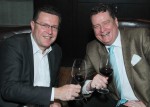 Herbert Scheibner und Peter Knoll. Ein gutes Glas Wein darf nicht fehlen.
